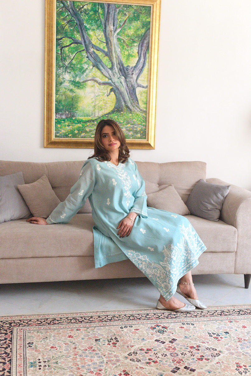 V-neck and sleeve embroidery details – Luna outfit