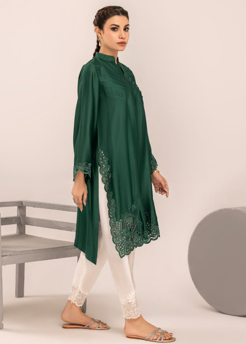 Close-up neckline pleats on khaddi silk


